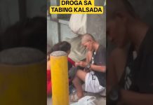 BATAK SA LABAS NG ISANG PAARALAN SA MAYNILA