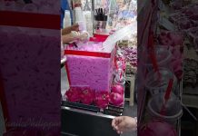 Mainit sa Pilipinas. Ang mga nagtitinda ng malamig sa #Maynila #palamig #warmweather #juice #short